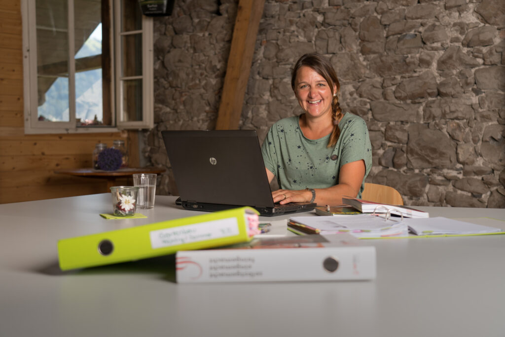 landfrauen.ch_paysannes.ch_Bäuerin bei der Buchhaltung